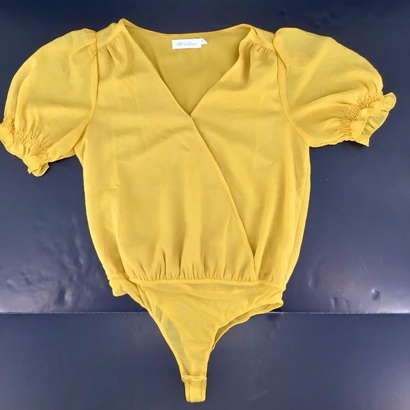 All In Favor Mellow Yellow Smocked Puff Sleeve Surplice Button Bodysuit Sz Small - Picture 2 of 15